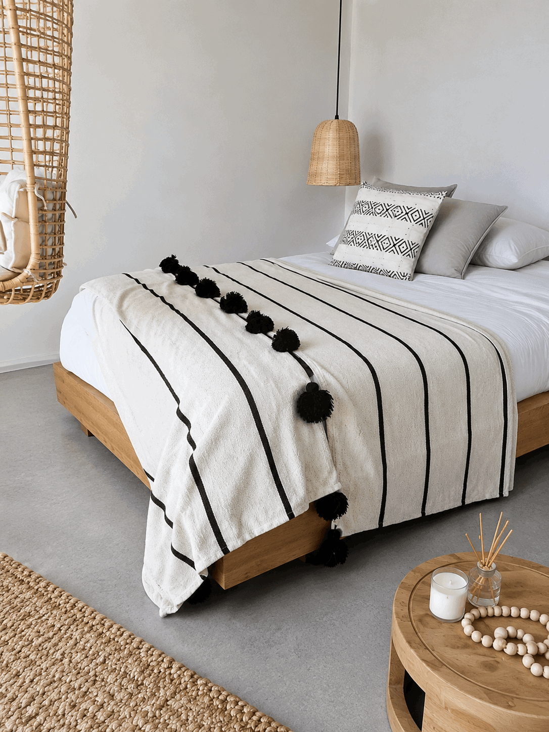 1. Jeté de lit marocain écru avec lignes noires et pompons noirs décoratifs 2.