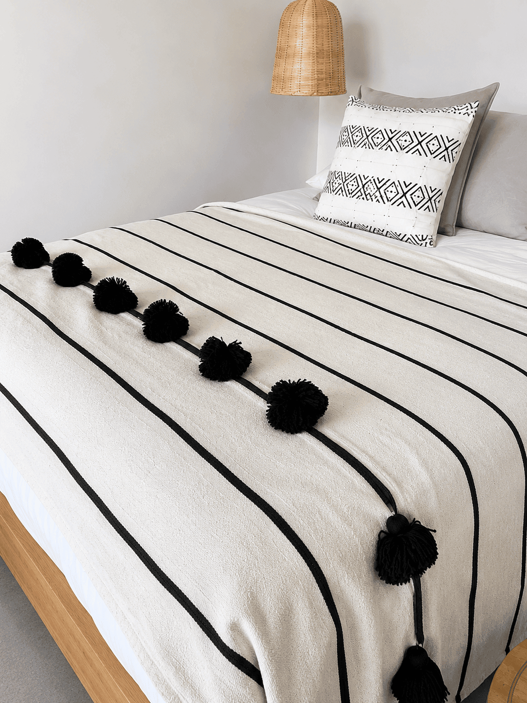Plaid marocain noir et blanc avec pompons pour chambre bohème