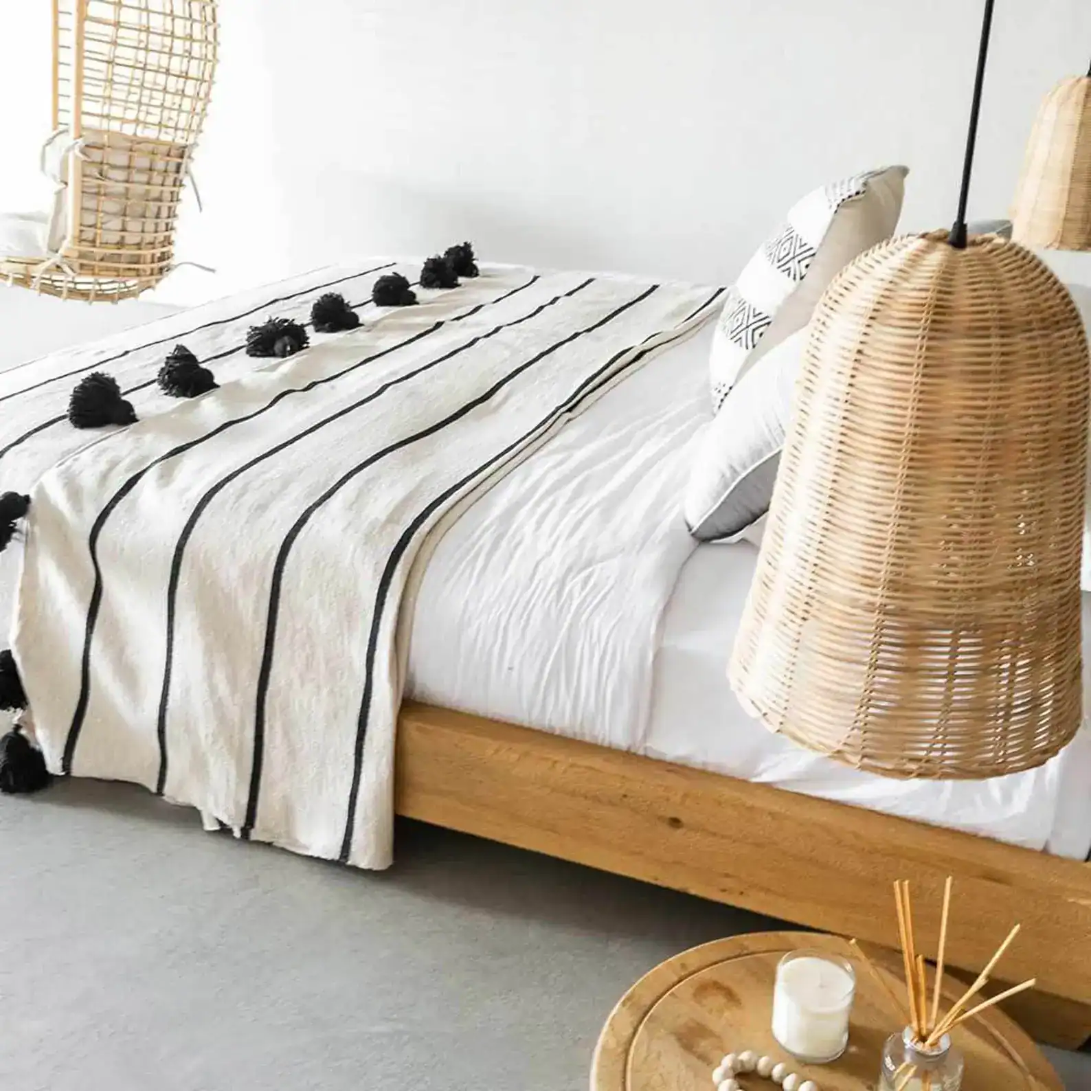Détail de couverture marocaine écrue avec fines lignes noires et texture tissée