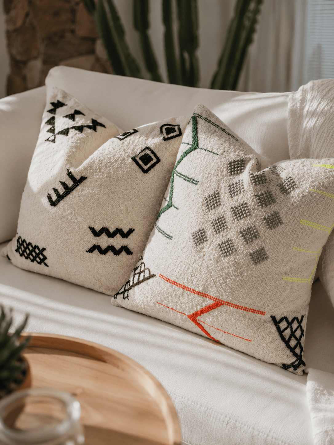 Housse de coussin marocaine Hanbel écrue avec motifs berbères colorés