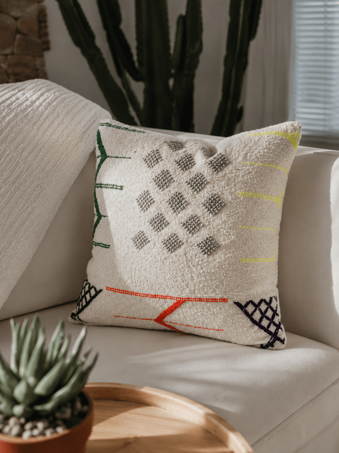 Coussin marocain décoratif avec broderies colorées et style bohème